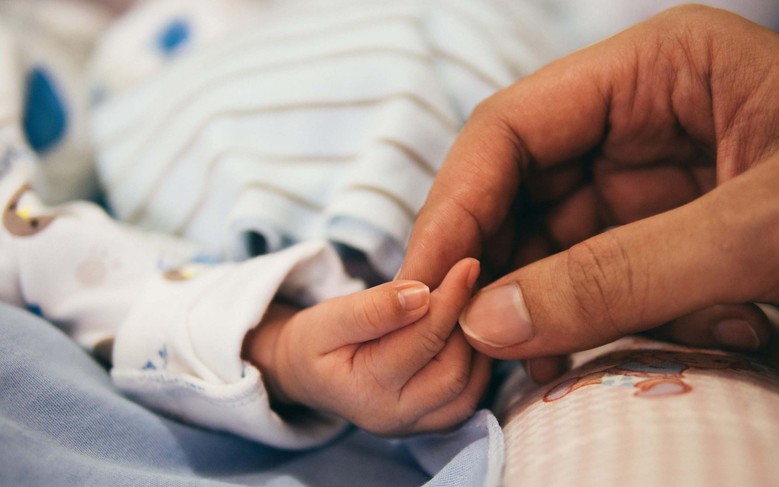 baby-hand-geboren